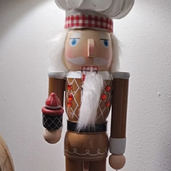 Wooden Nutcracker Chef with Cupcake Christmas Nutcracker Vintage - Picture 5 of 10